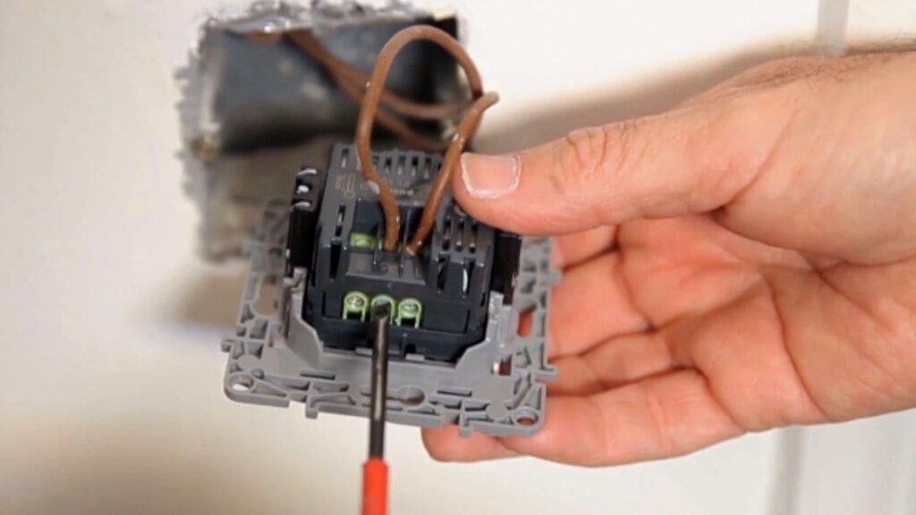 Cambiar interruptor de Luz dañado